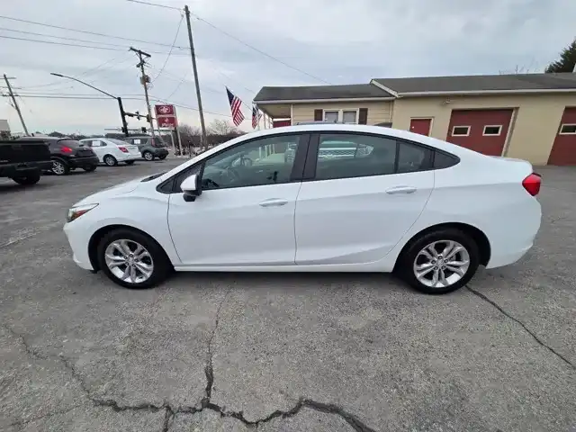 2019 Chevrolet Cruze LS Auto's photo