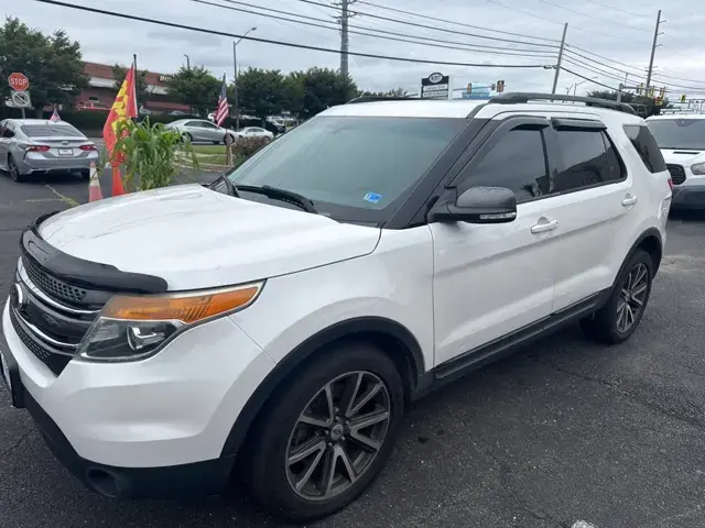 2015 Ford Explorer XLT 4WD photo 3