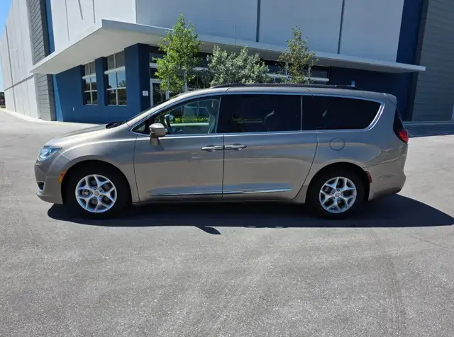 2017 Chrysler Pacifica Touring L photo 4