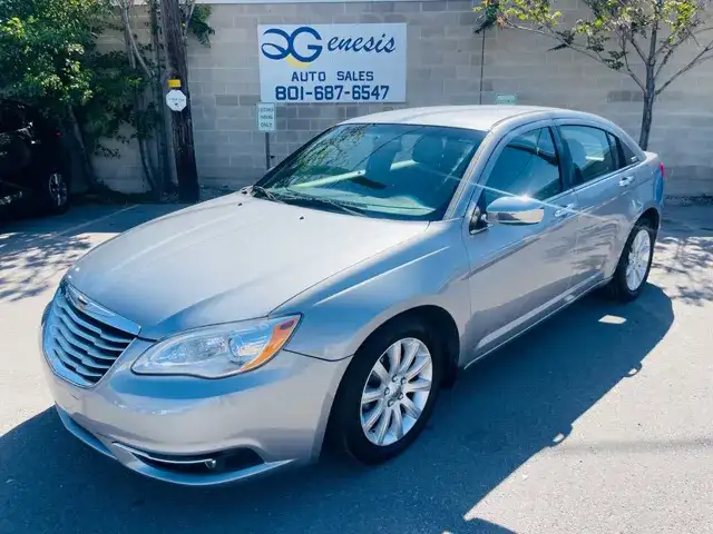 2013 Chrysler 200 Limited's photo
