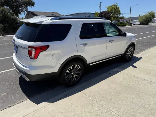 2017 Ford Explorer Platinum 4WD photo 4