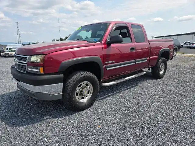 2005 Chevrolet Silverado HD LS 4WD Extended Cab SWB's photo