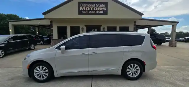2017 Chrysler Pacifica Touring L's photo