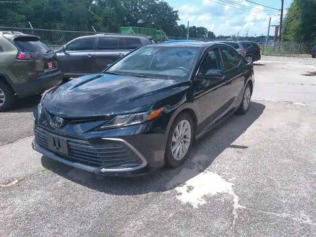 2023 Toyota Camry LE's photo