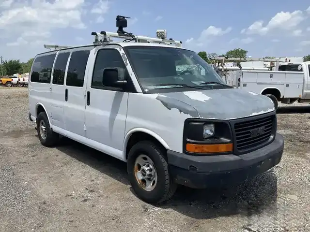 2010 GMC Savana 3500 LS's photo