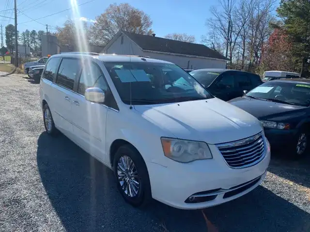 2011 Chrysler Town & Country Limited's photo