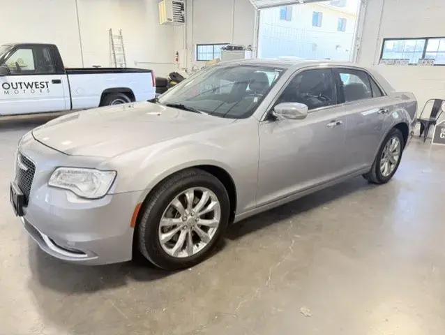2016 Chrysler 300 C AWD photo 5