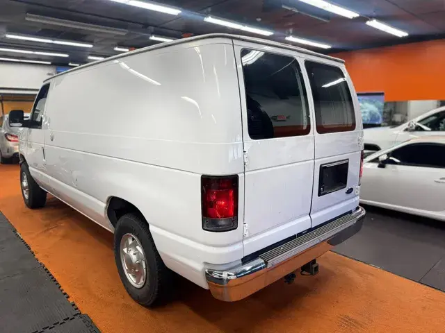 2010 Ford E-Series E-250 Van photo 4