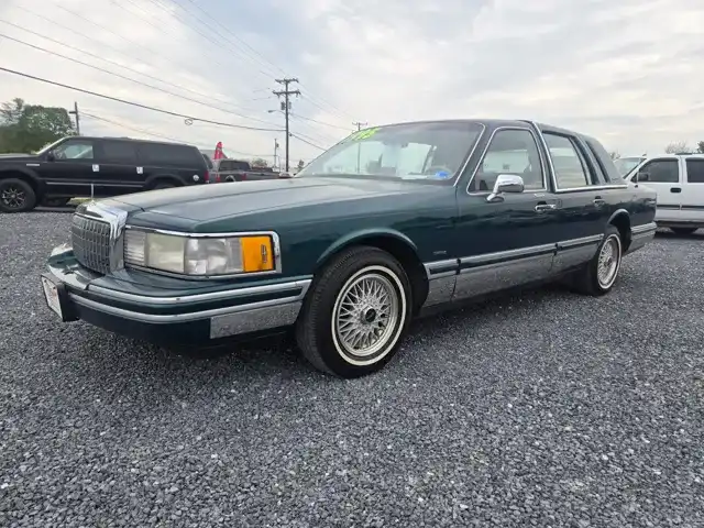 1993 Lincoln Town Car's photo