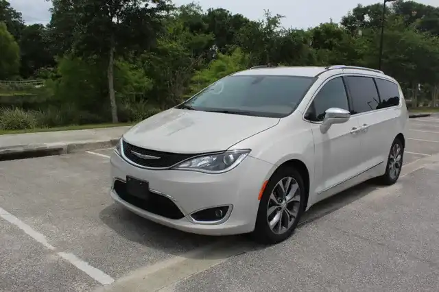 2017 Chrysler Pacifica Limited's photo
