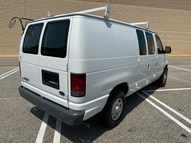 2010 Ford E-Series E-250 Van photo 4