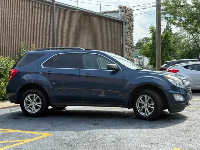 2017 Chevrolet Equinox LT photo 4