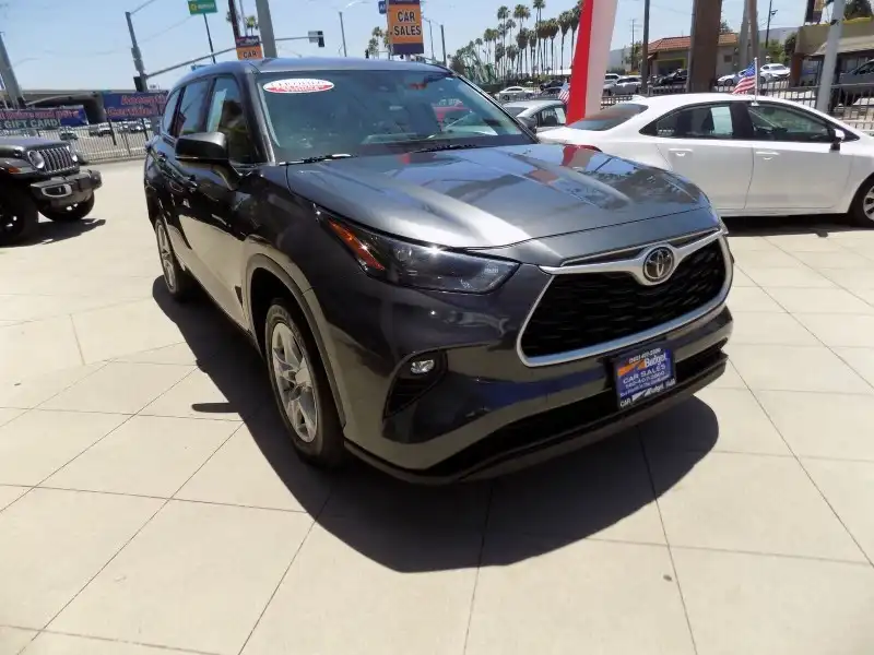 2023 Toyota Highlander LE FWD's photo