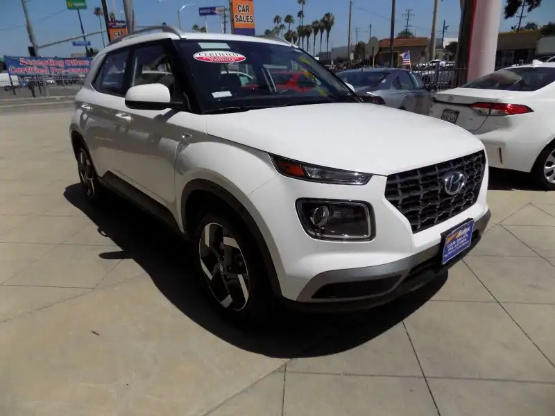 2025 Hyundai Venue SEL IVT's photo