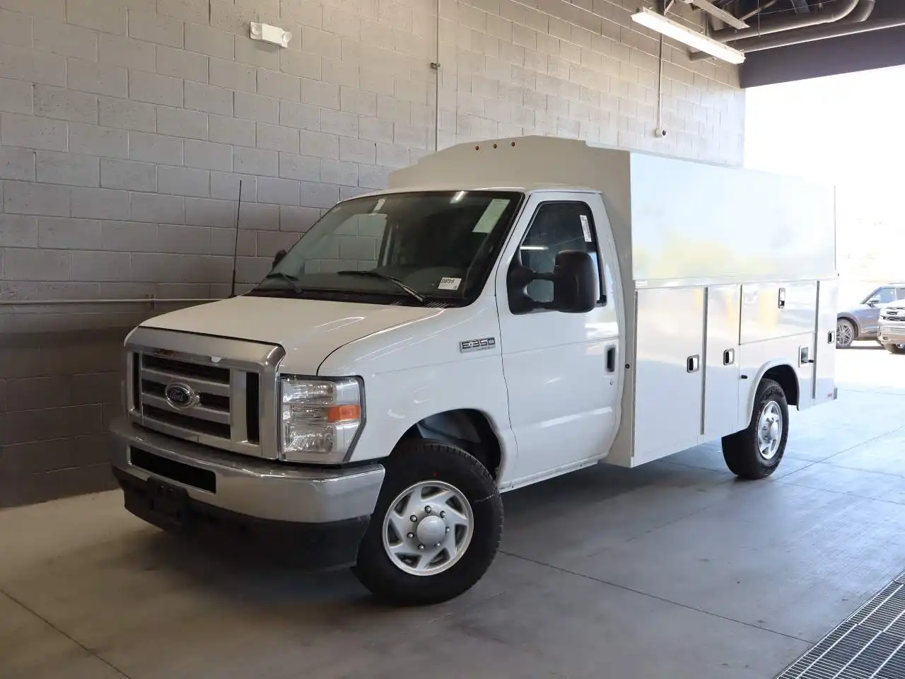 2025 Ford E-Series SRW E-350 Super Duty 138 in WB's photo