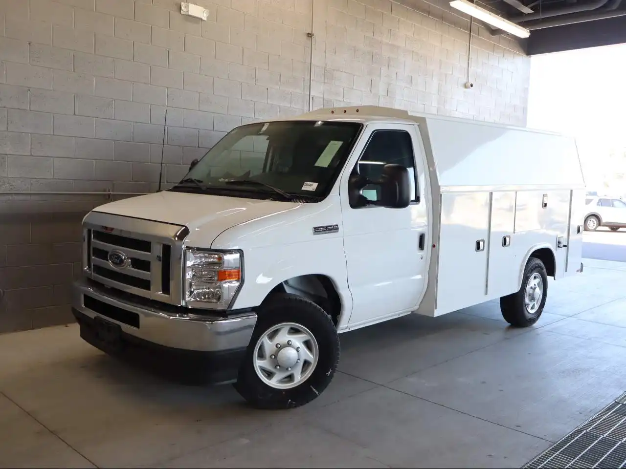 2025 Ford E-Series SRW E-350 Super Duty 138 in WB's photo