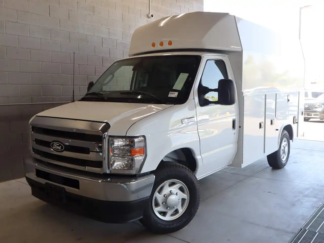 2026 Ford E-Series SRW E-350 Super Duty 138 in WB's photo
