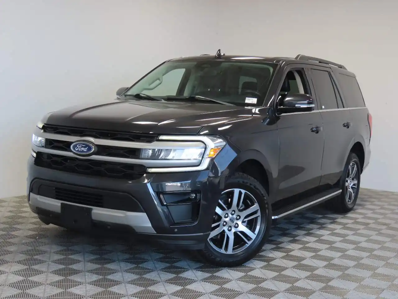 2023 Ford Expedition XLT's photo