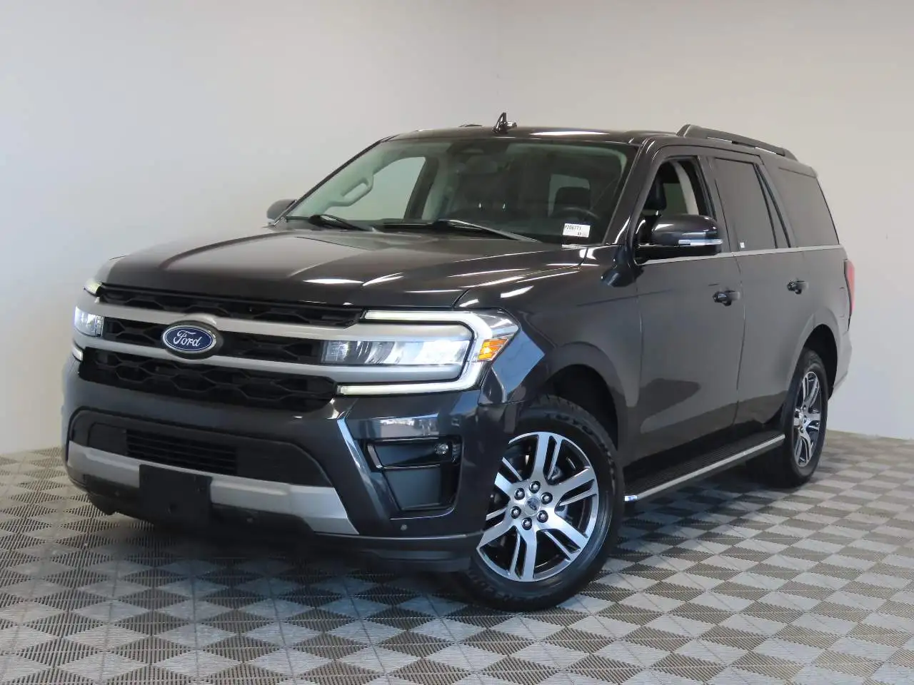 2023 Ford Expedition XLT's photo