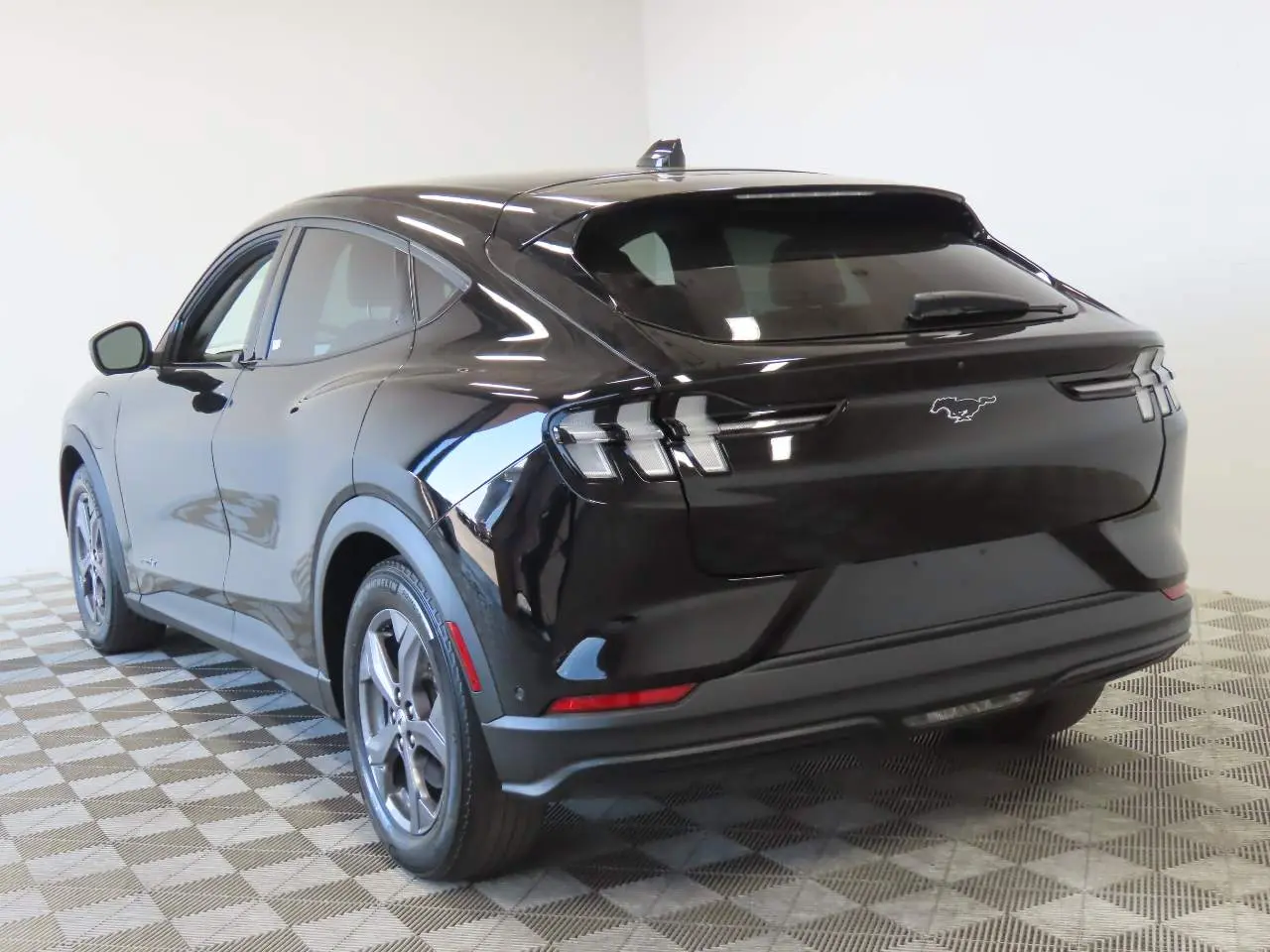 2023 Ford Mustang-Mach-e Select photo 3