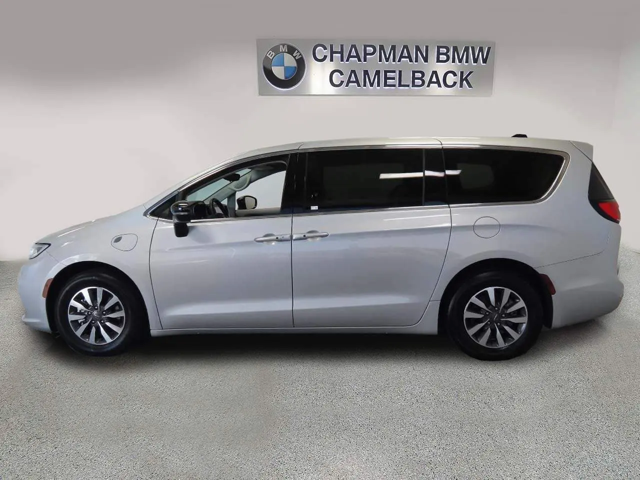 2024 Chrysler Pacifica Hybrid PHEV Select photo 3