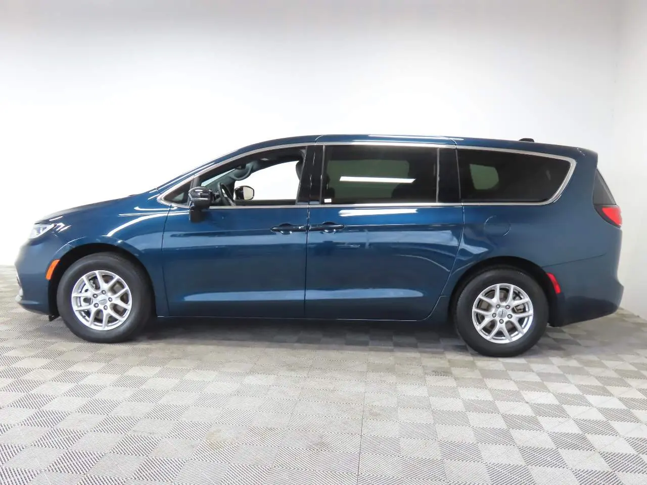 2025 Chrysler Pacifica Select photo 5