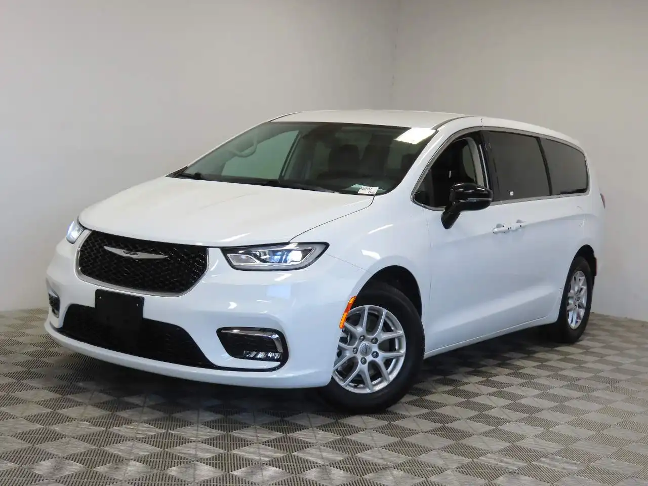 2024 Chrysler Pacifica Touring L's photo