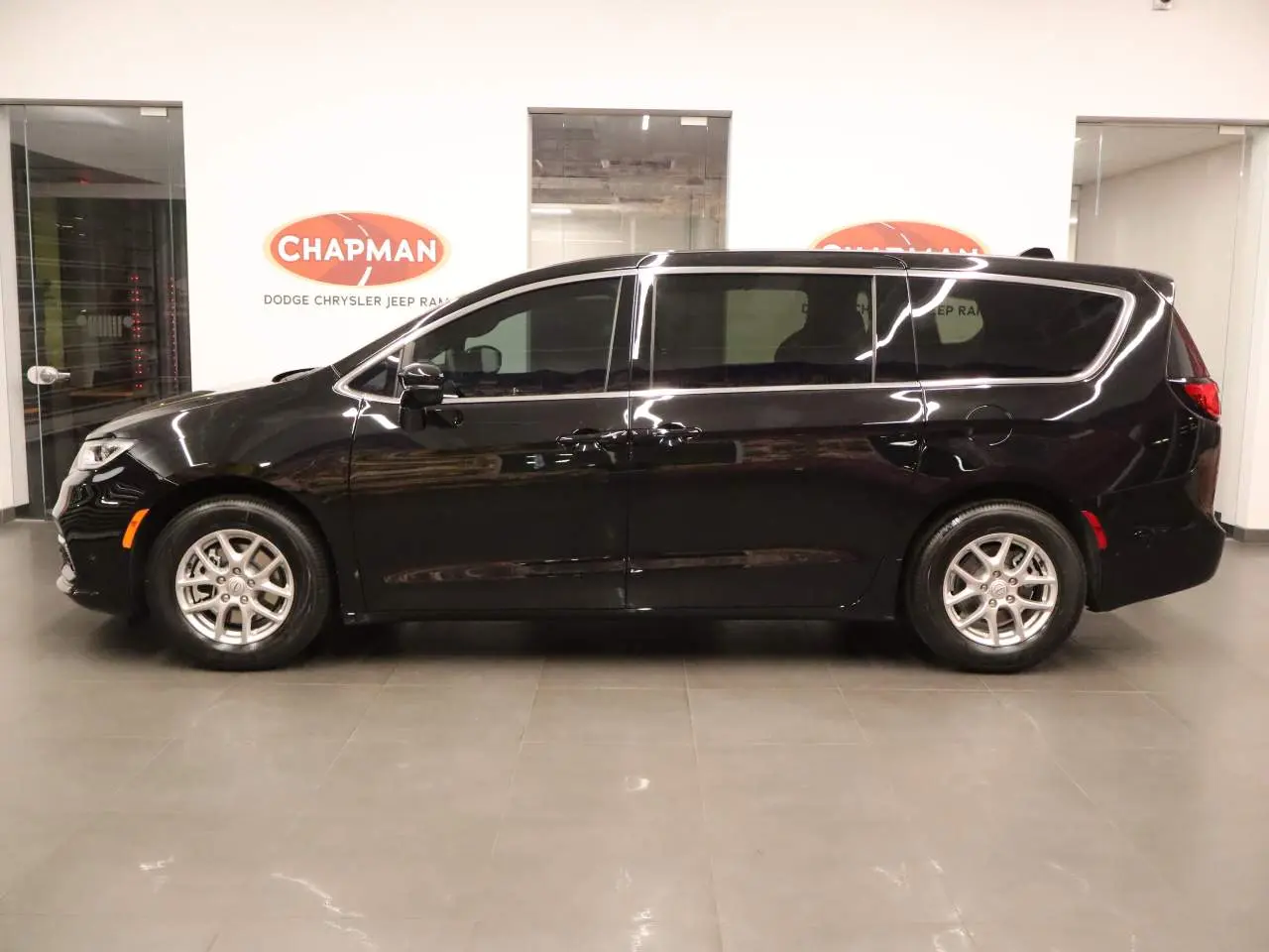 2026 Chrysler Pacifica Select photo 3