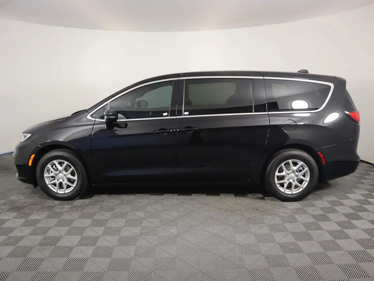 2026 Chrysler Pacifica Select photo 3
