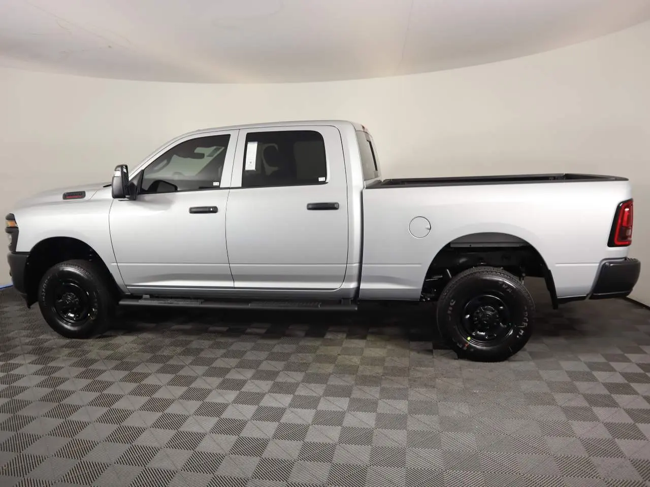 2026 RAM 2500 Tradesman 4WD Crew Cab SWB photo 3