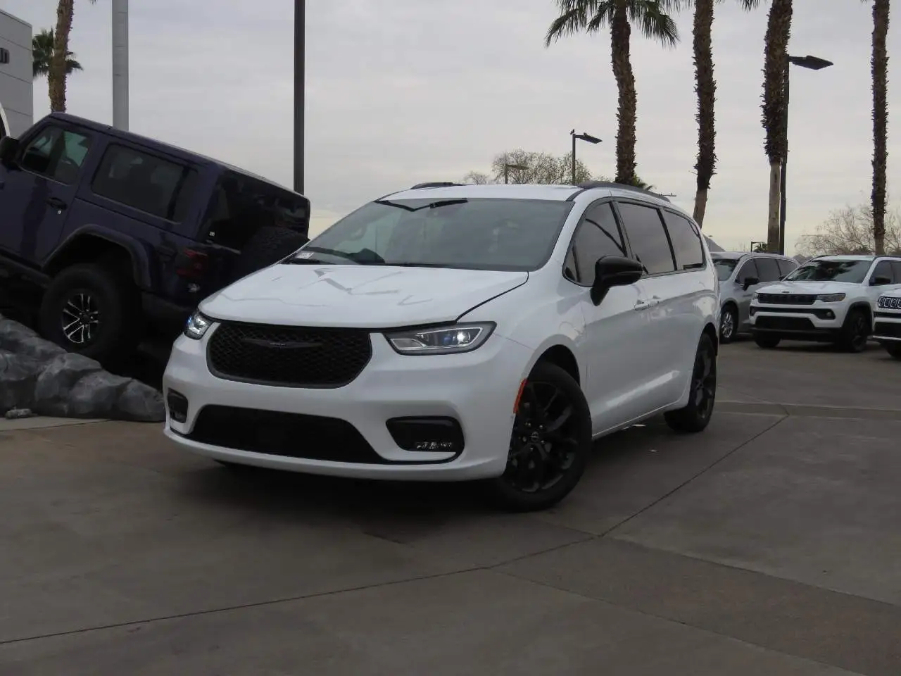 2026 Chrysler Pacifica Select photo 1