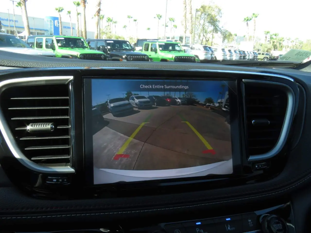 2027 Chrysler Pacifica Select photo 3