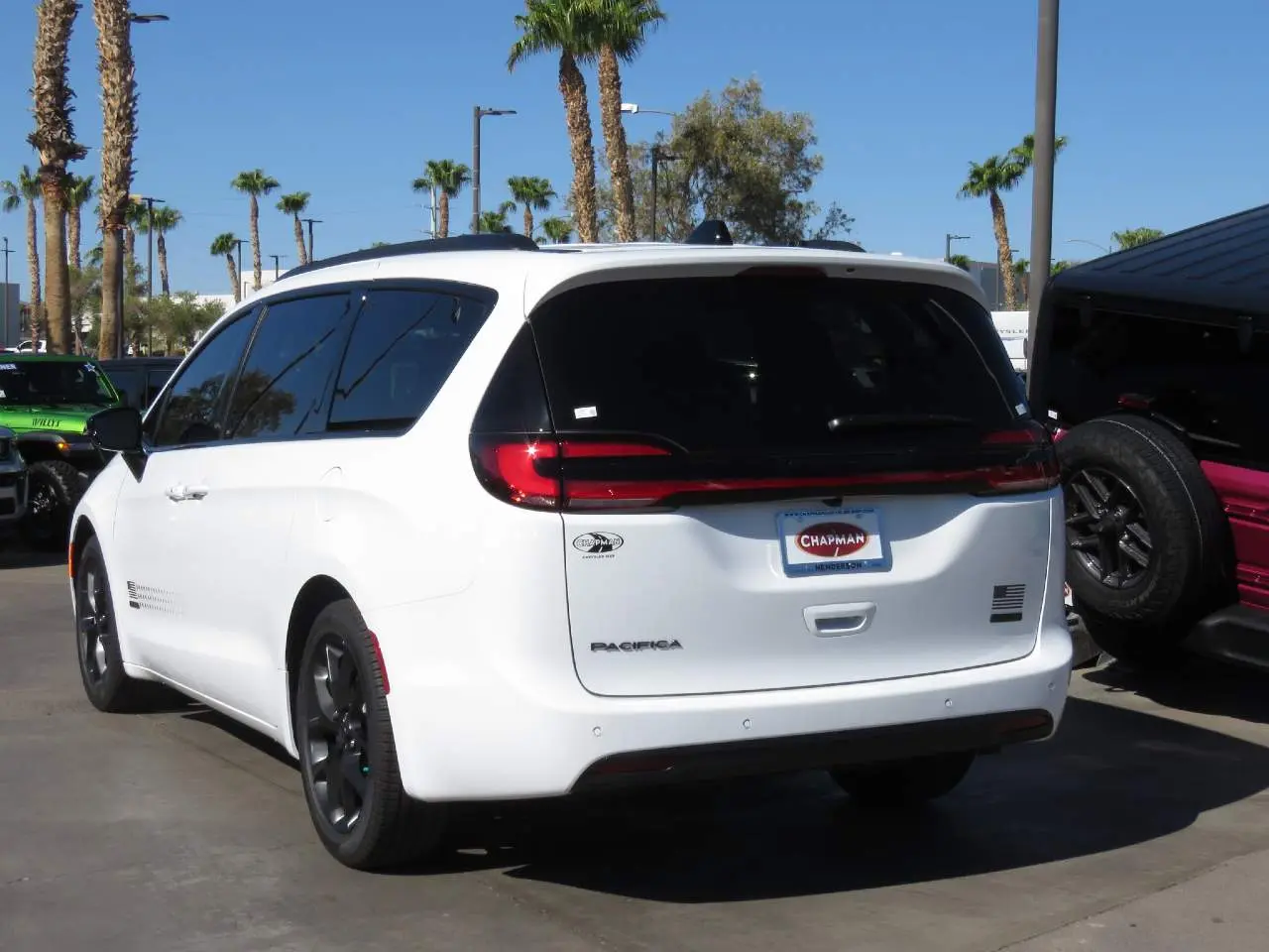 2027 Chrysler Pacifica Select photo 4