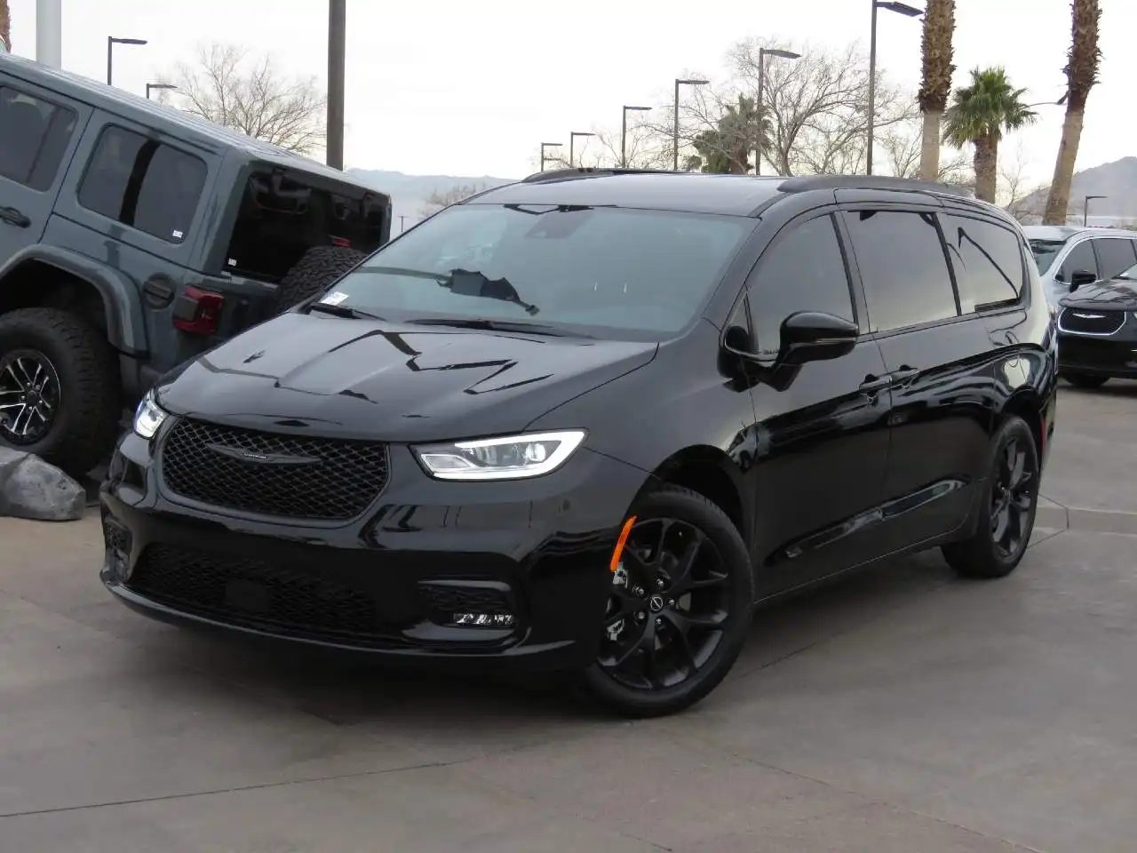 2026 Chrysler Pacifica Select's photo
