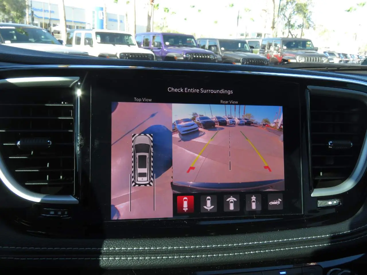 2027 Chrysler Pacifica Select photo 4