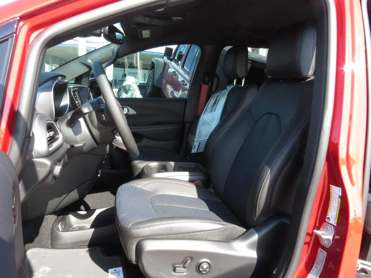 2027 Chrysler Pacifica Select photo 5