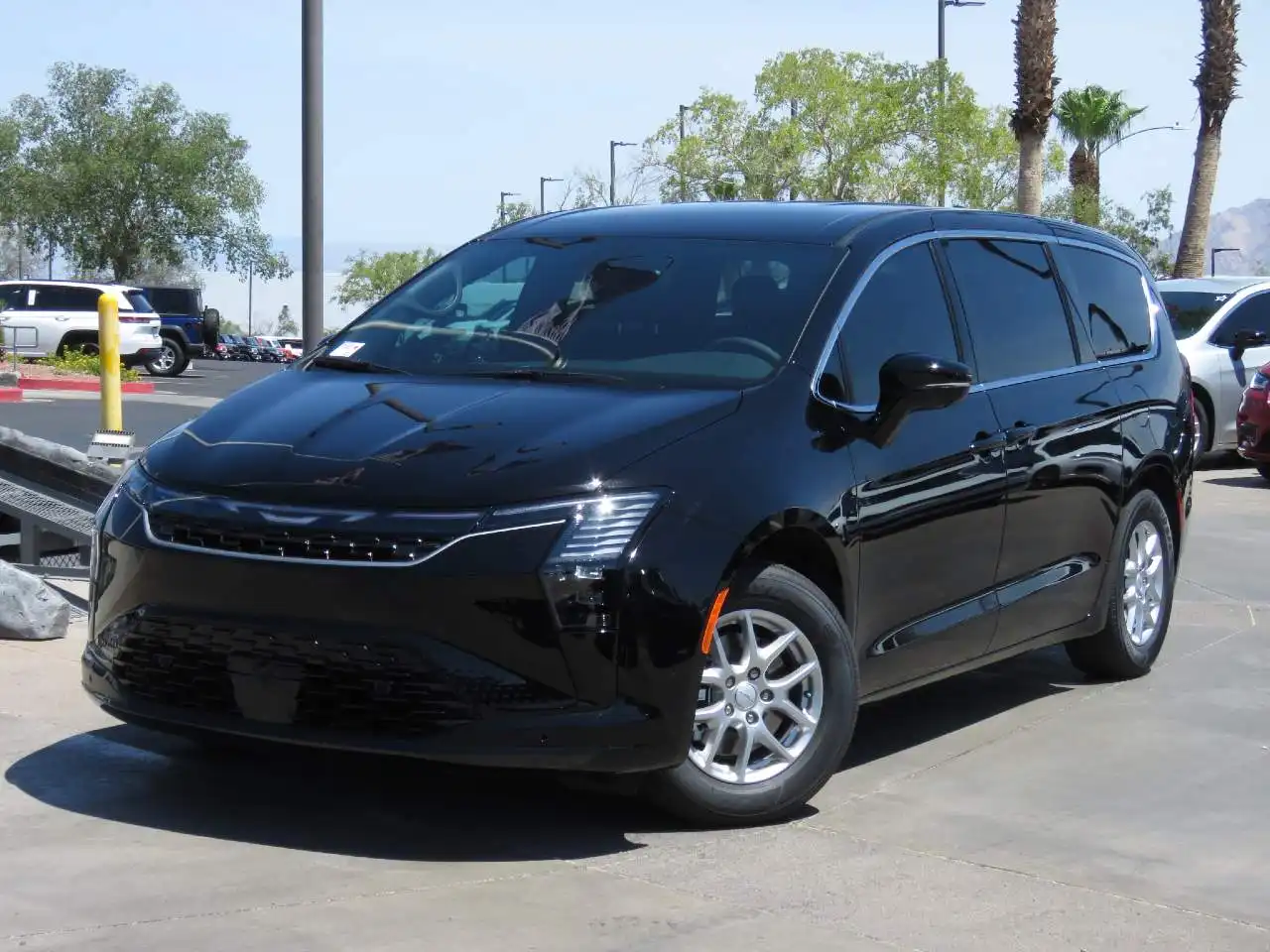 2027 Chrysler Pacifica Select's photo