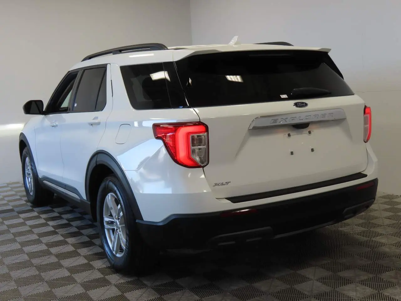 2022 Ford Explorer XLT RWD photo 3