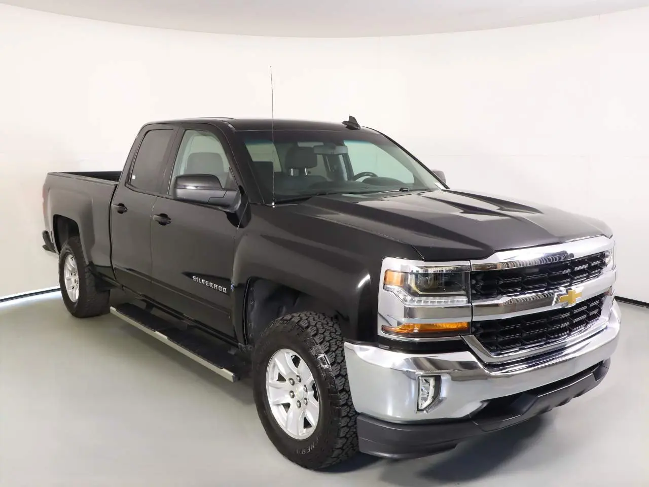 2017 Chevrolet Silverado 1500 LT Double Cab Std Box photo 5