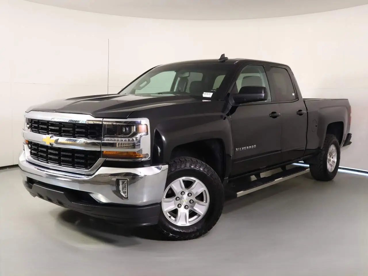 2017 Chevrolet Silverado 1500 LT Double Cab Std Box photo 1