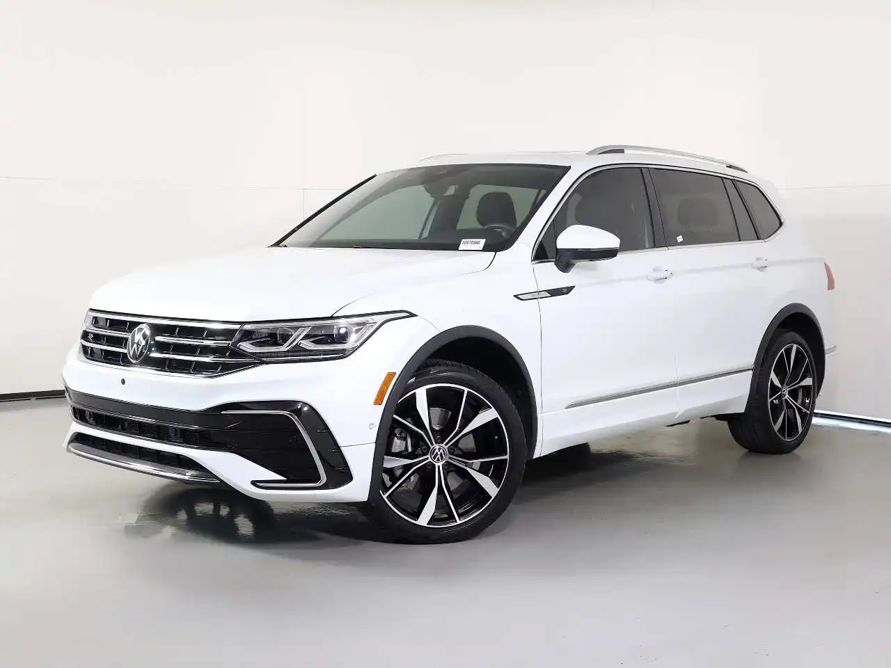 2023 Volkswagen Tiguan 2.0T SEL R-Line 4Motion's photo
