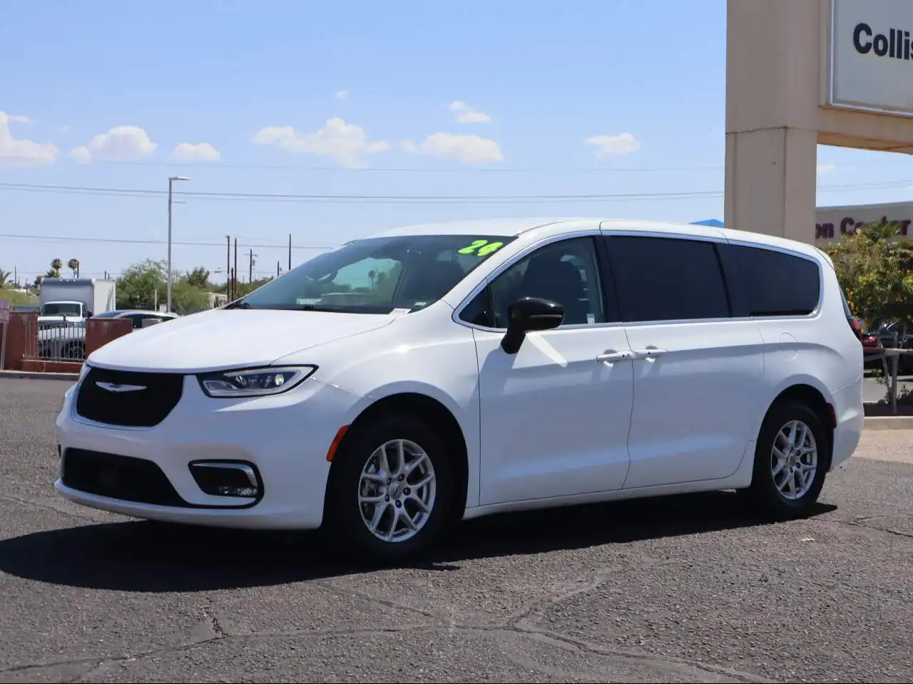 2024 Chrysler Pacifica Touring L's photo