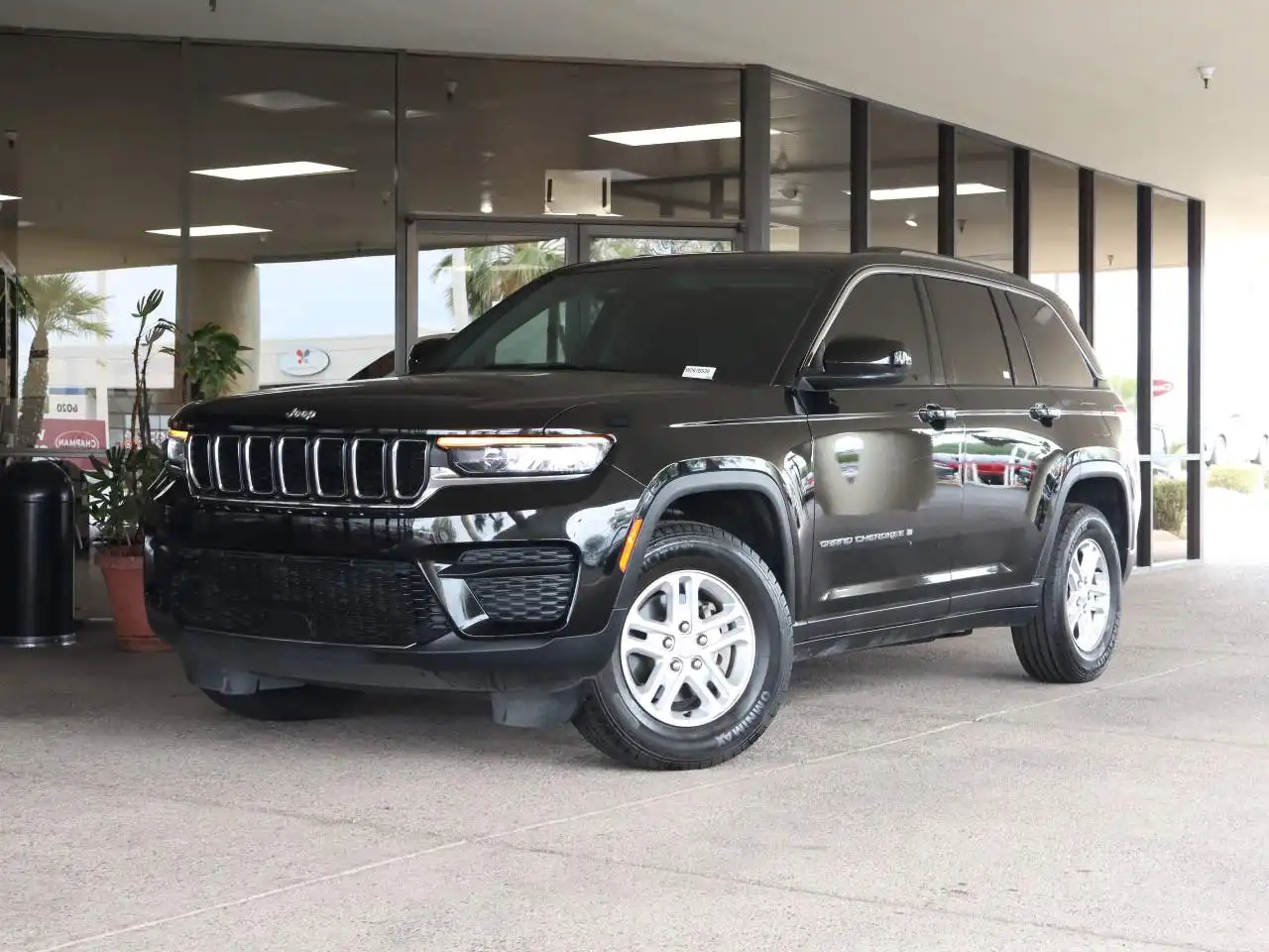 2023 Jeep Grand Cherokee Laredo 4WD's photo