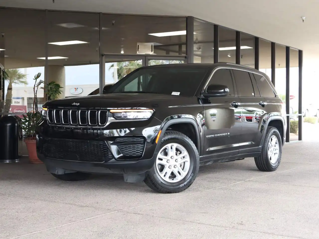 2023 Jeep Grand Cherokee Laredo 4WD's photo