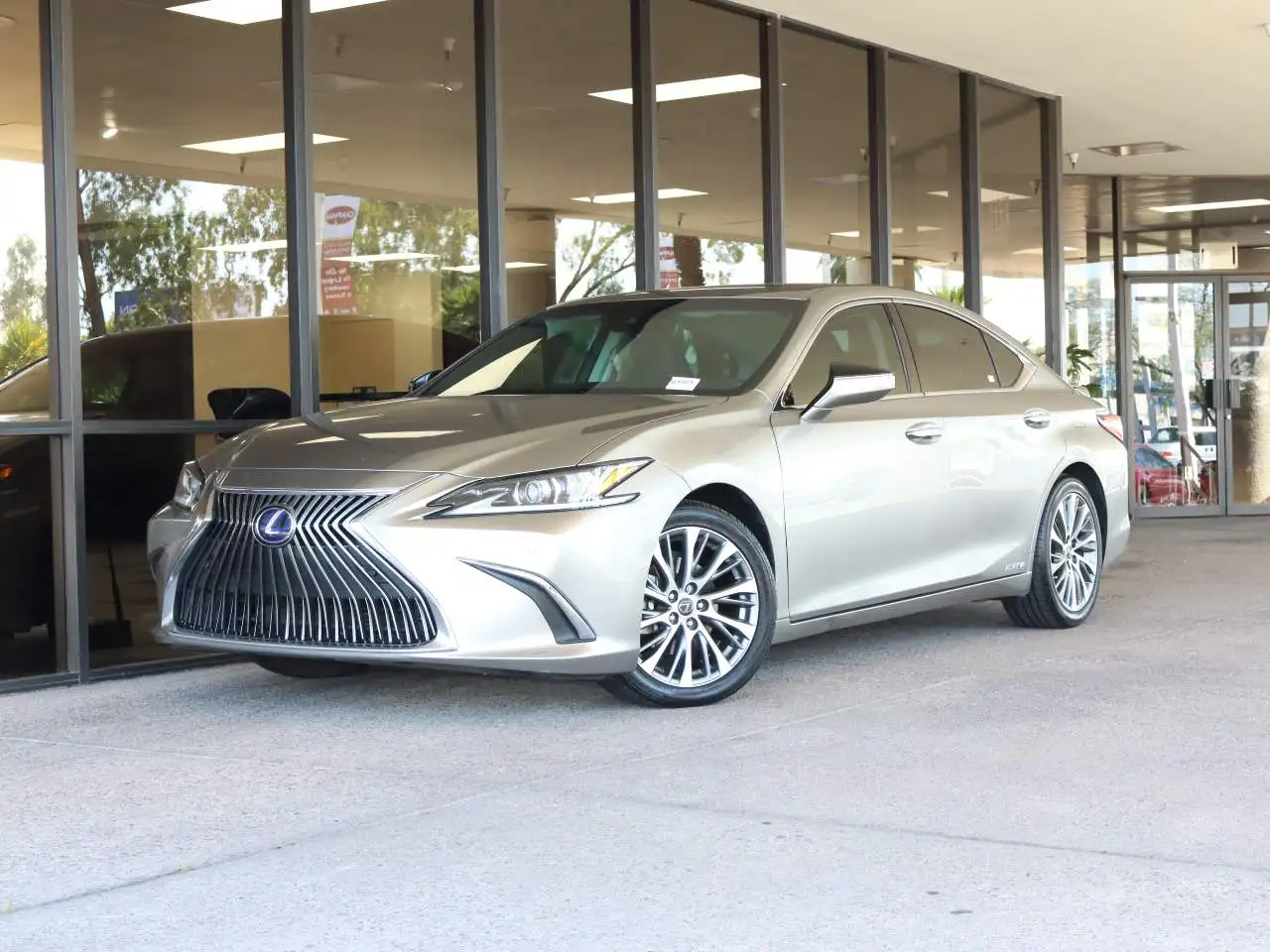 2020 Lexus ES 300h 300h's photo