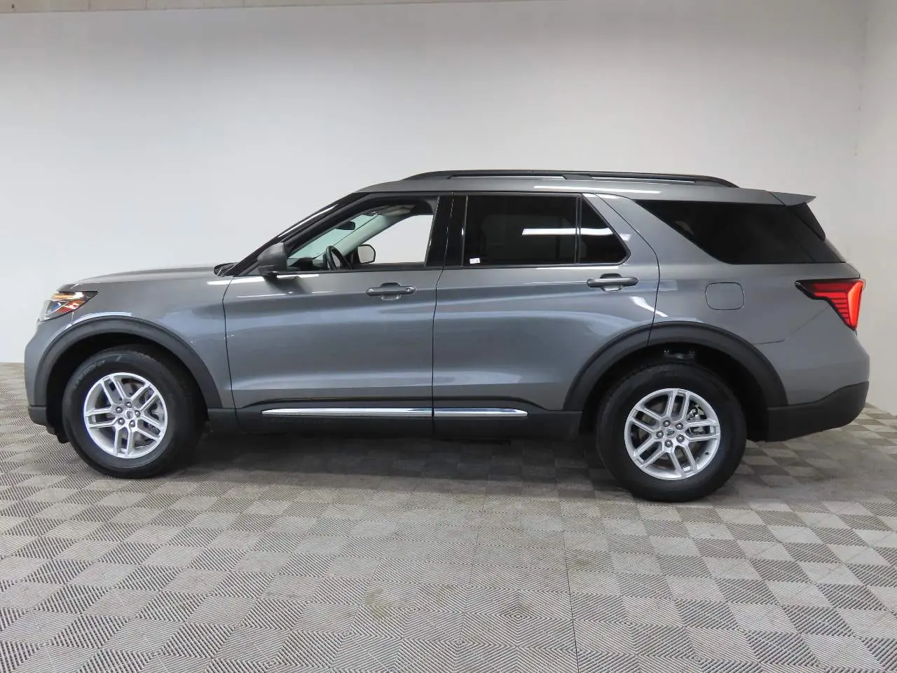 2025 Ford Explorer Active 4WD (PL535) photo 5