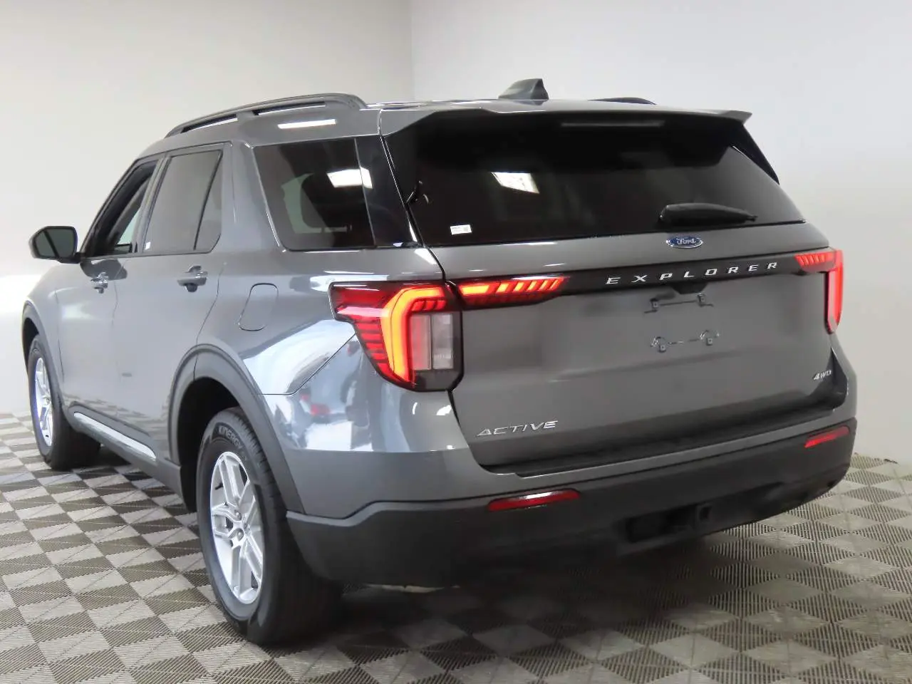 2025 Ford Explorer Active 4WD (PL535) photo 3
