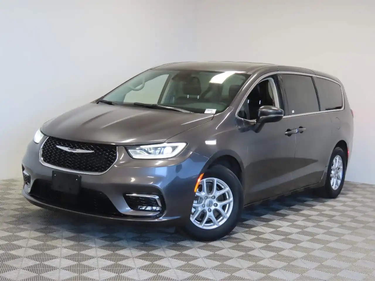 2023 Chrysler Pacifica Touring L's photo