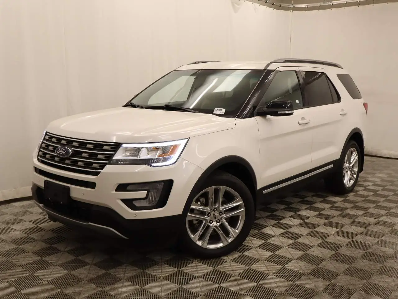 2017 Ford Explorer XLT 4WD photo 1