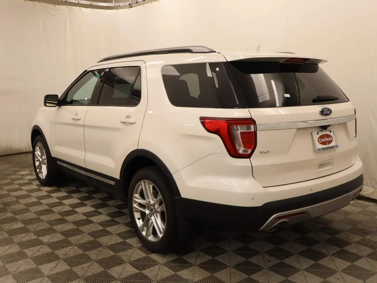 2017 Ford Explorer XLT 4WD photo 3